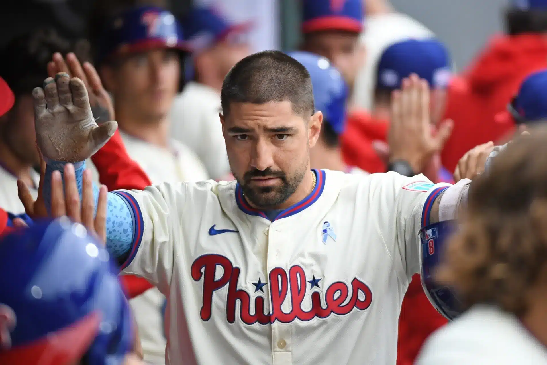 Nick Castellanos live - Phillies ' mike piazza waves to the crowd after his team ' s game against the dodgers