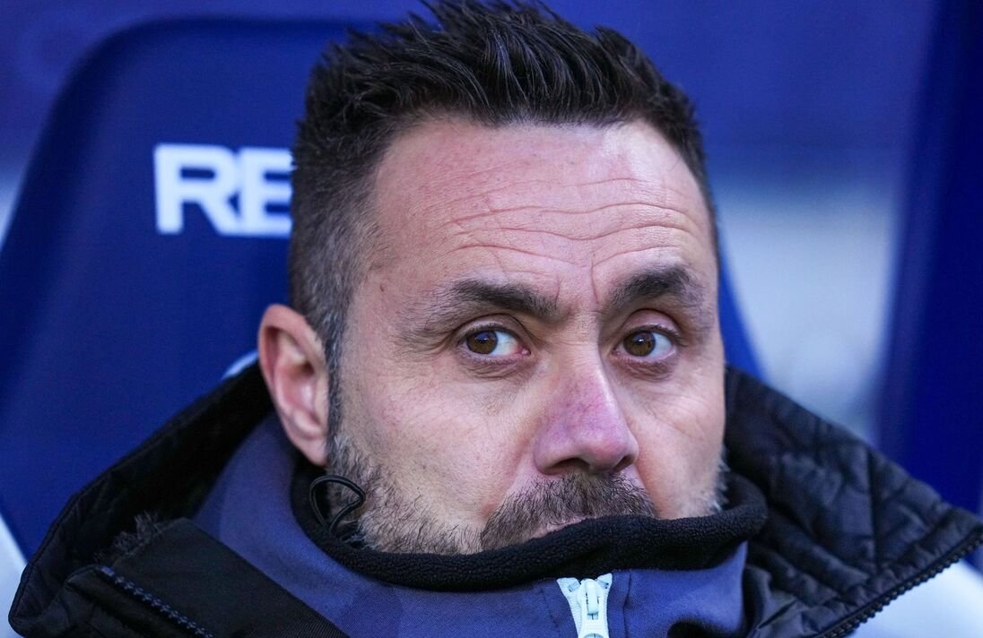 Roberto De Zerbi live - A man in a black shirt