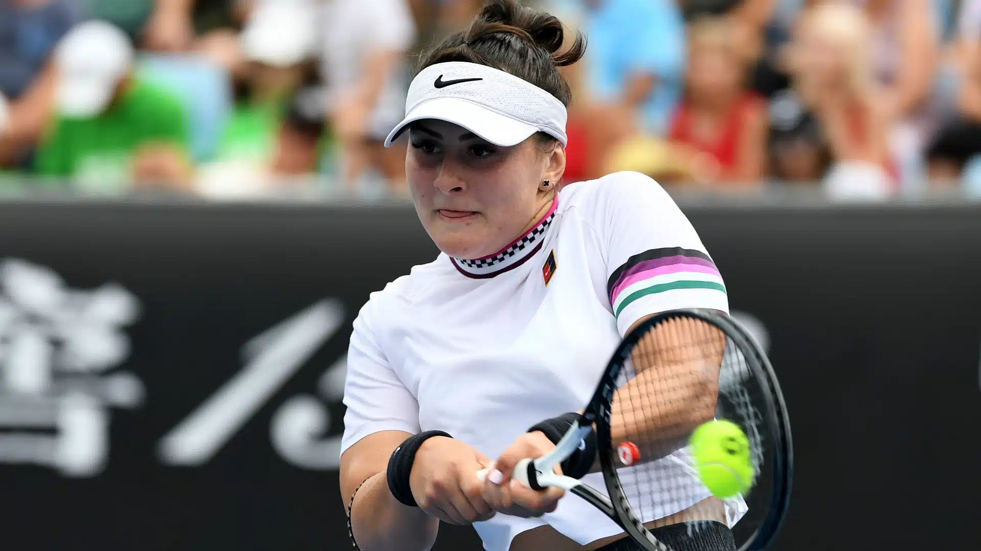 Bianca Andreescu live - A woman swinging a tennis racket