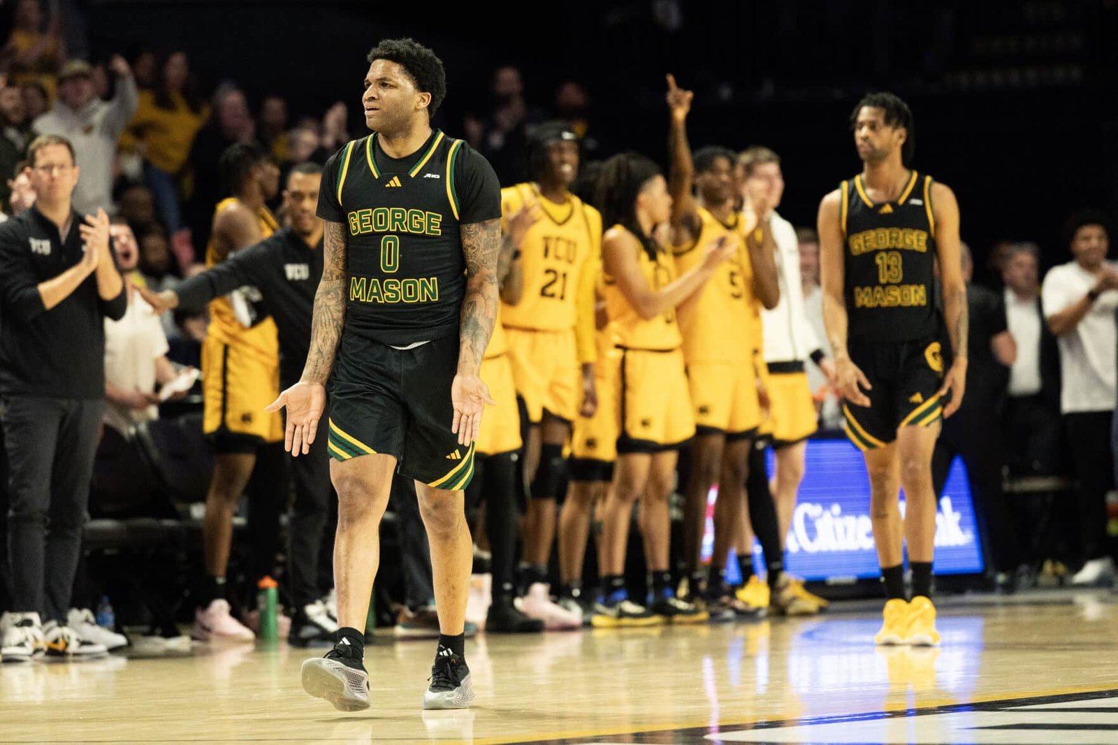 how to watch Virginia Cavaliers vs VCU Rams - A man in a black and yellow uniform is on the court