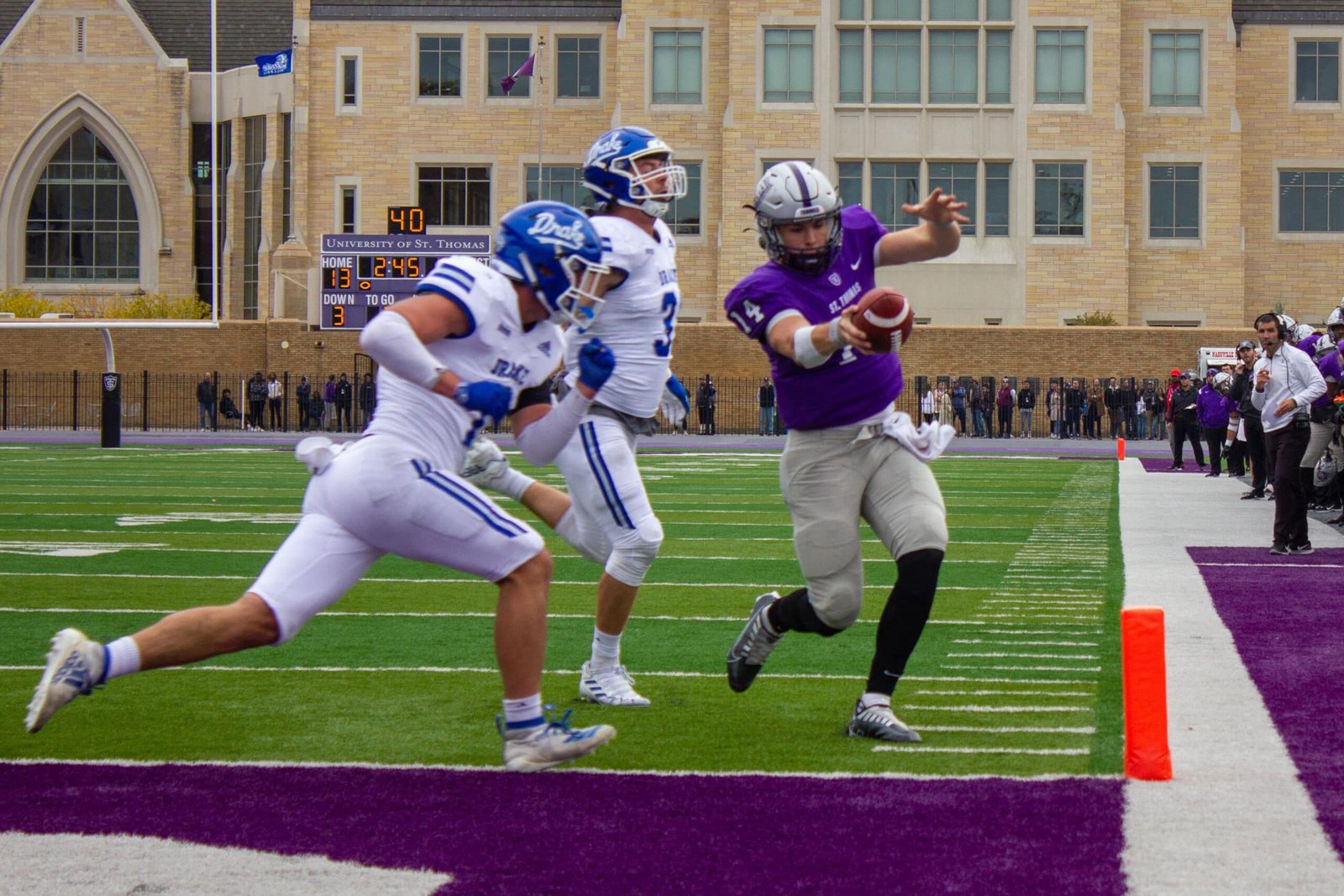 watch minnesota golden gophers vs st thomas online - A man running on a field